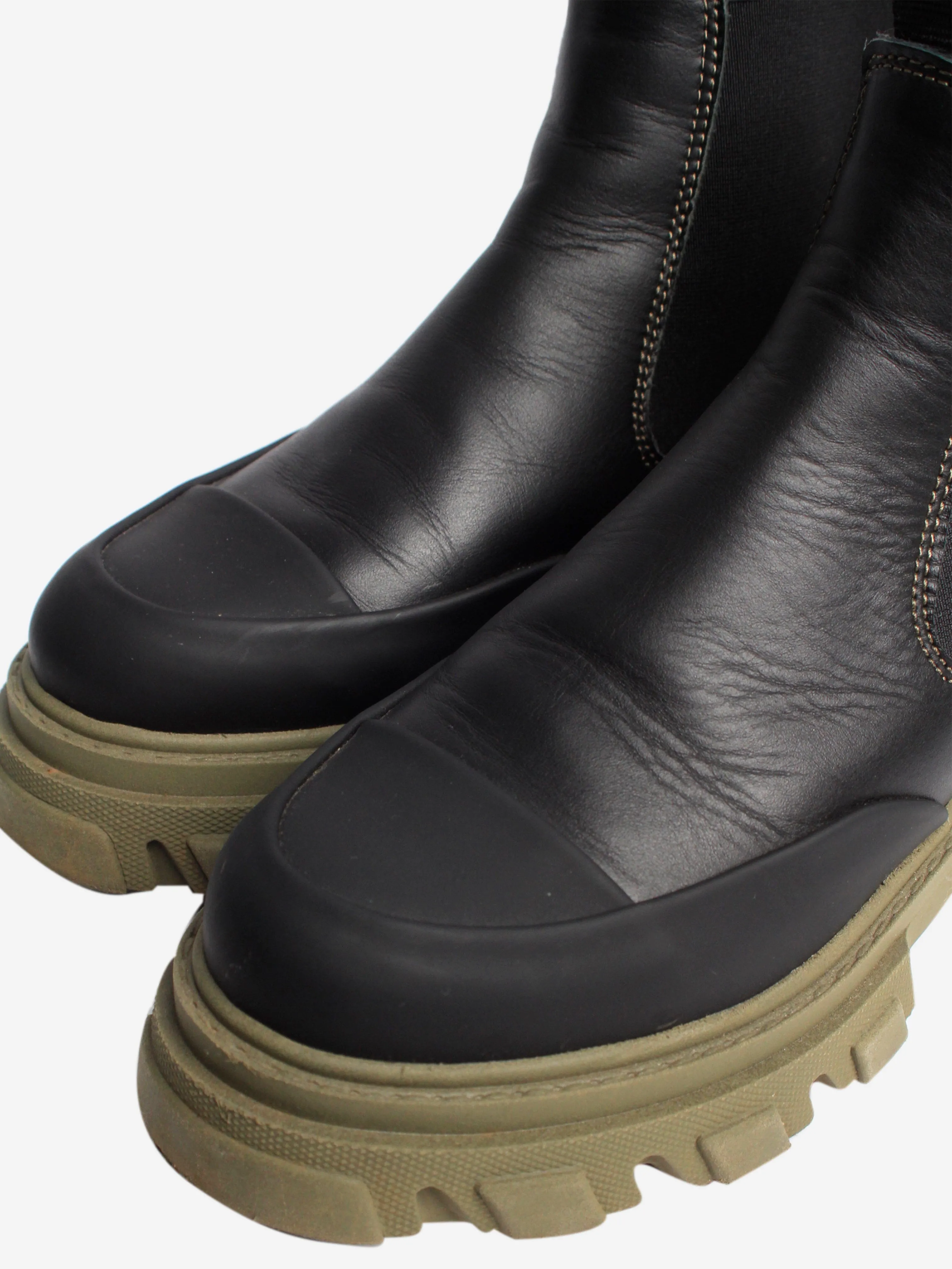 Black Chelsea lug boots - size EU 38