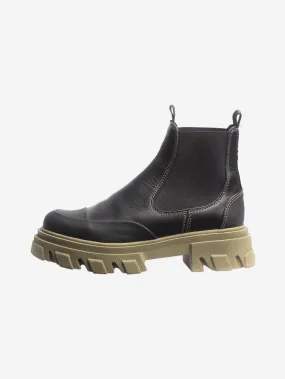 Black Chelsea lug boots - size EU 38